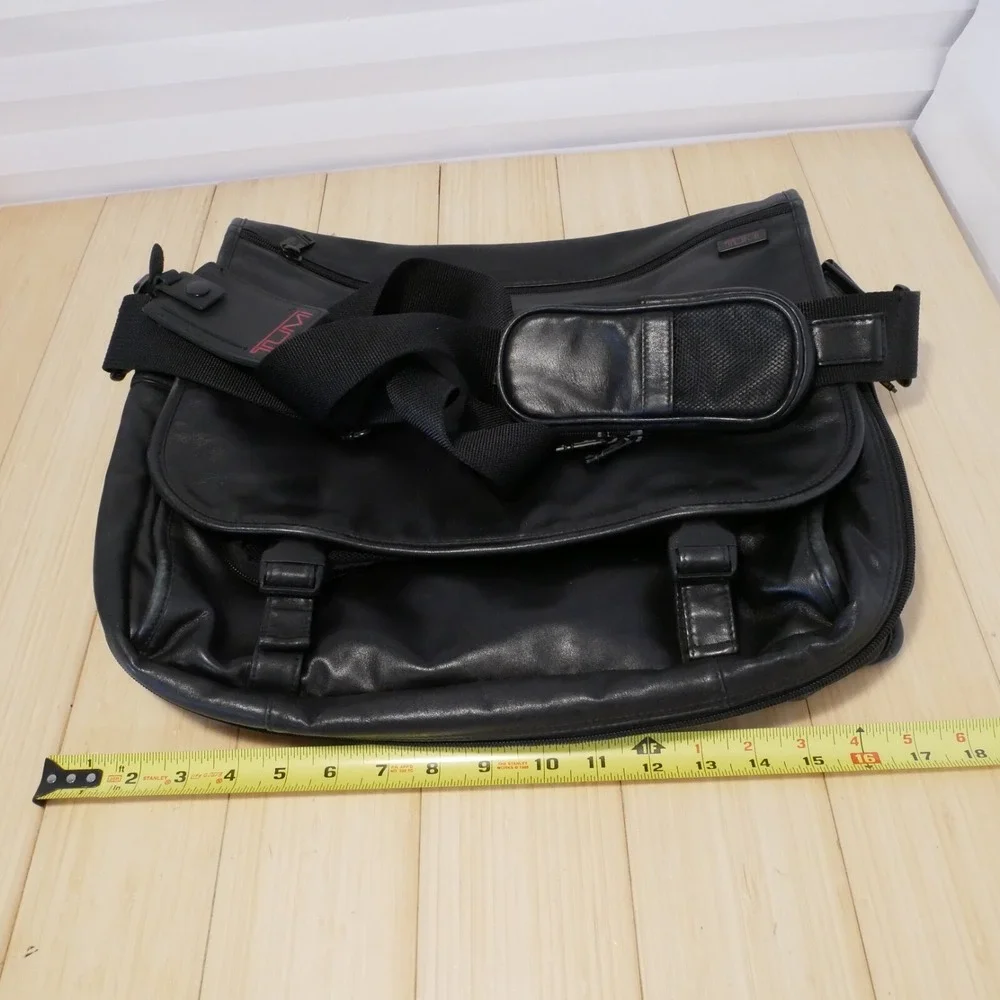 Tumi Deluxe‎ Expandable Messenger Bag Nappa Leather